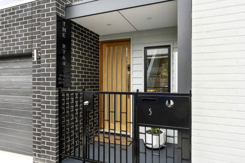 The Ryan Geelong CBD - e-Seniors 0