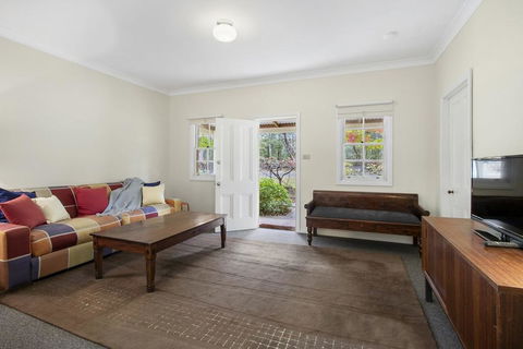 THE TEACHERS COTTAGE - e-Seniors 0