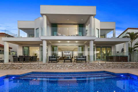 The White House GC Waterfront Home Cinema Jacuzzi Heated Pool - e-Seniors 2