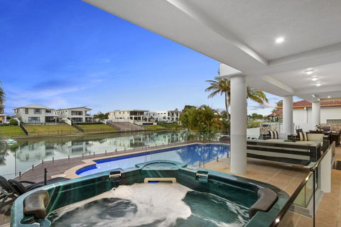 The White House GC Waterfront Home Cinema Jacuzzi Heated Pool - e-Seniors 3