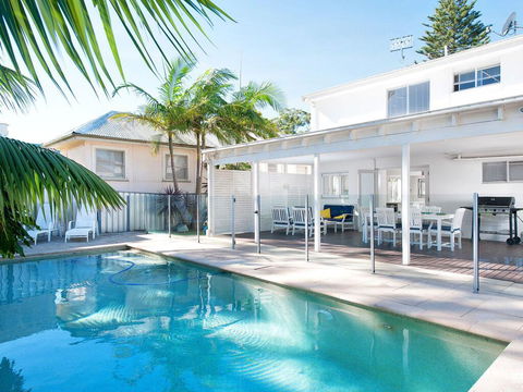 The White House', 25 Tomaree Road - Fantastic House With Pool, Linen FOXTEL & WII-U - e-Seniors 0