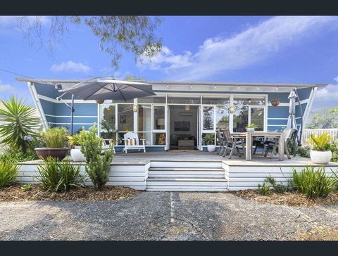 Toot Toot ! 50s Classic Beach House With Bungalow - e-Seniors 0