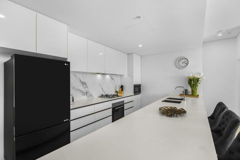 Top Floor 3 Bed Apartment With Million Dollar Views - e-Seniors 1