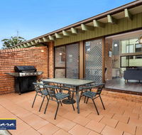 Townhouse 9 'Bay Parklands' 2 Gowrie Ave - pool views  tennis court - e-Seniors