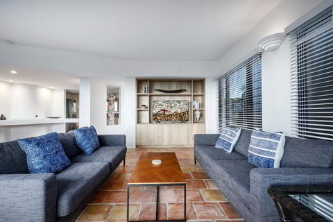 Tuscan Inspired Townhouse Minutes From The Beach - e-Seniors 3