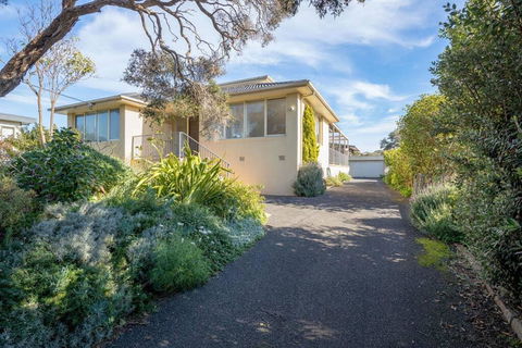 Tyrone Beach Retreat, VIEWS - e-Seniors 1