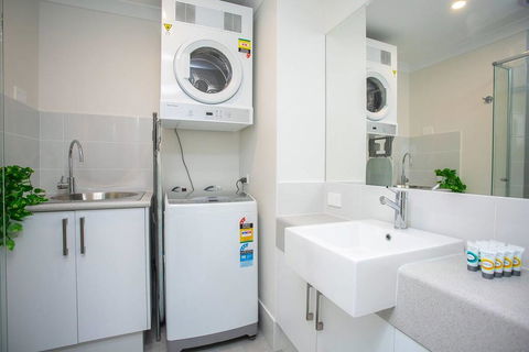 Ultimate Oasis Condo. Wifi + Netflix + Parking - e-Seniors 2