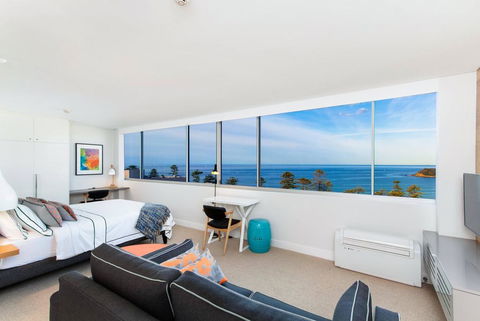Ultrachic Executive Beach Apartment - e-Seniors 0
