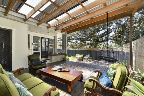 UMINA BEACH KOKOMO- Walk To The Beach, FAMILY And PET FRIENDLY Set Of 3 Vintage Original Holiday Flats & Vintage Caravan And Bat - e-Seniors 2