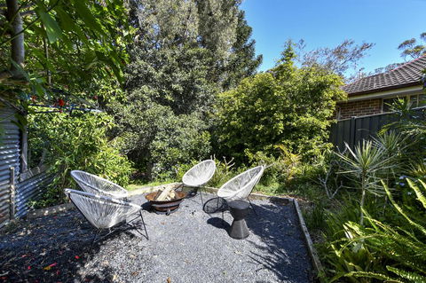 UMINA BEACH KOKOMO- Walk To The Beach, FAMILY And PET FRIENDLY Set Of 3 Vintage Original Holiday Flats & Vintage Caravan And Bat - e-Seniors 3