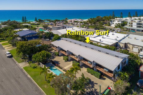 Unit 1 Rainbow Surf - Modern, Two Storey Townhouse With Large Shared Pool, Close To Beach And Shop - e-Seniors 2