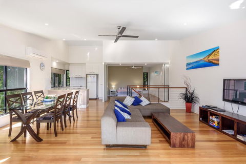 Unit 1 Rainbow Surf - Modern, Two Storey Townhouse With Large Shared Pool, Close To Beach And Shop - e-Seniors 0