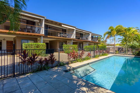 Unit 1 Rainbow Surf - Modern, Two Storey Townhouse With Large Shared Pool, Close To Beach And Shop - e-Seniors 1
