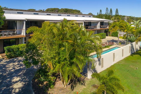 Unit 1 Rainbow Surf - Modern, Two Storey Townhouse With Large Shared Pool, Close To Beach And Shop - e-Seniors 3