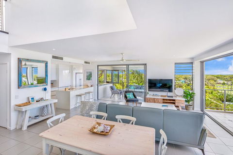 Unit 6 Rainbow Sea - Rainbow Beach, Amazing Ocean Views, Aircon, Wi-Fi, Pool, Walk To Beach - e-Seniors 1