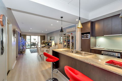 Venetian Canal Apartment-Close To Beaches And Marina - e-Seniors 0