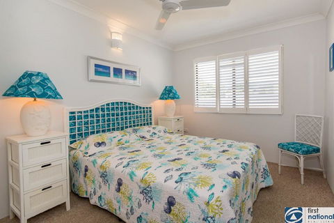 VIEWS VIEWS VIEWS! Front Top Floor Waterfront Unit - Chnook Apartments South Esp, Bongaree - e-Seniors 2