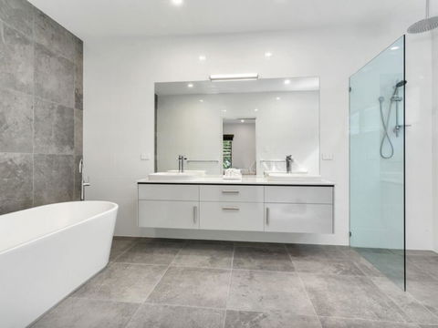 Villa Tiino - Clifton Beach - e-Seniors 2