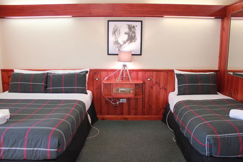 Village Family Motor Inn - e-Seniors 1