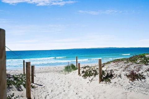 Walk To Surf Beach, Club And Shops - Sands Court Boyd St, Woorim - e-Seniors 2