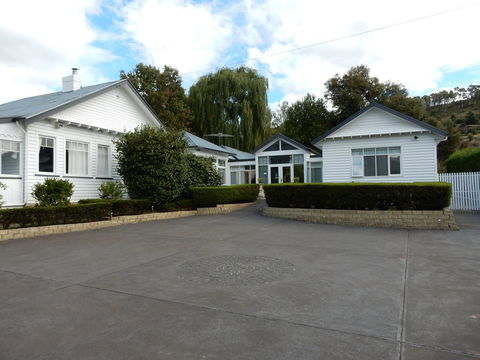 Walton House Bed & Breakfast - e-Seniors 0