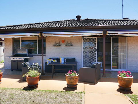 Waterfront Haven With Jetty, Mooring And WiFI - e-Seniors 1