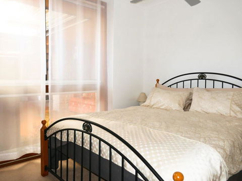 Waterfront Haven With Jetty, Mooring And WiFI - e-Seniors 3
