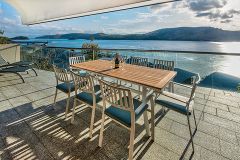 Waves 5 Luxury 3 Bedroom Breathtaking Ocean Views Central Location - e-Seniors 0