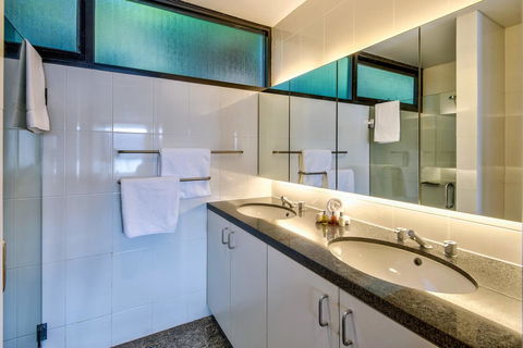 Waves 5 Luxury 3 Bedroom Breathtaking Ocean Views Central Location - e-Seniors 3