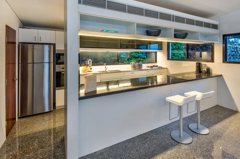 Waves 5 Luxury 3 Bedroom Breathtaking Ocean Views Central Location - e-Seniors 1
