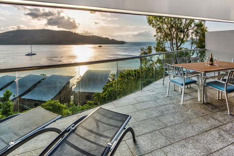 Waves 5 Luxury 3 Bedroom Breathtaking Ocean Views Central Location - e-Seniors 2
