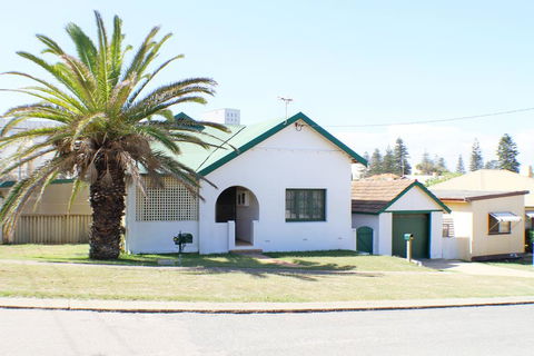 West End Retreat - e-Seniors 2