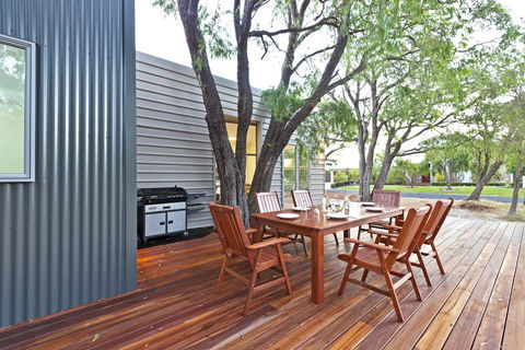 Whatmans Beach House - e-Seniors 1