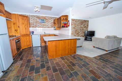 Whitesands Road, Unit 2/12 - e-Seniors 3