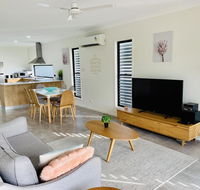 WHITSUNDAY brand new townhouse close to boardwalk - e-Seniors