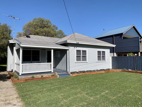 Yaringa Cottage...by The Sea - e-Seniors 1