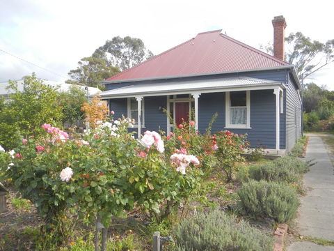 Yarram Cottage: Art And Accommodation - e-Seniors 0