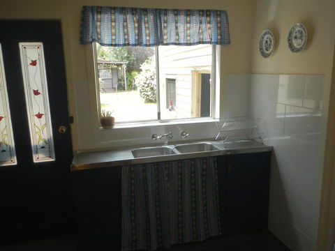 Yarram Cottage: Art And Accommodation - e-Seniors 2