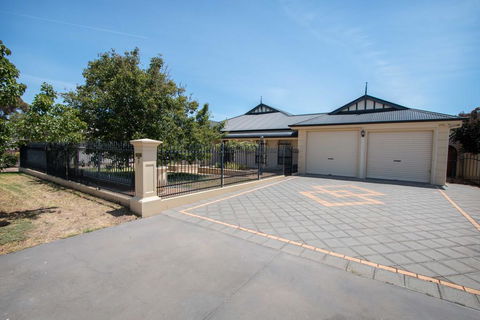 Yellow Rose Cottage - e-Seniors 0