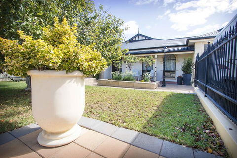 Yellow Rose Cottage - e-Seniors 1