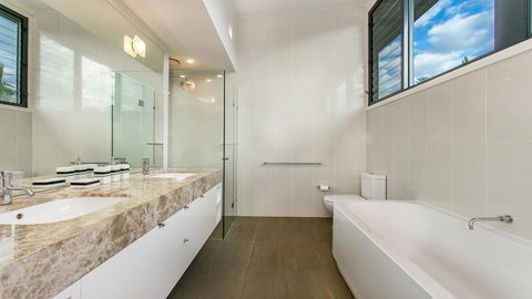 Your Luxury Escape - Kiah 11 Beach House Ocean Views - e-Seniors 2