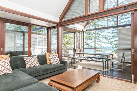 Your Luxury Escape - On The Bay - Stunning Beachfront Apartment - e-Seniors 0