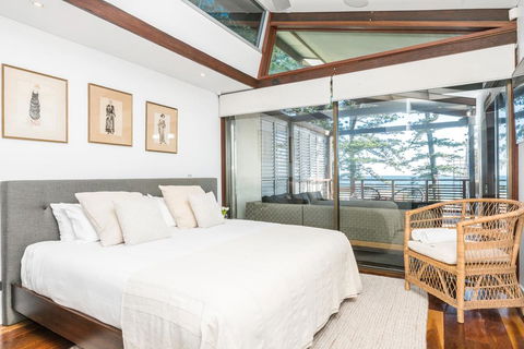 Your Luxury Escape - On The Bay - Stunning Beachfront Apartment - e-Seniors 3