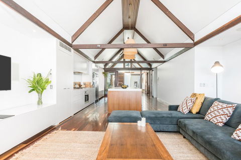 Your Luxury Escape - On The Bay - Stunning Beachfront Apartment - e-Seniors 2
