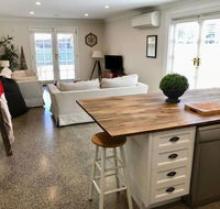 YSG The Edward Townhouse 153 - Walk To Town - e-Seniors