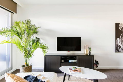 Lux 2BR On Hindmarsh SQ - e-Seniors 2