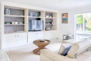 Relax At Bokarina Beach House Walk To Beach Relax By The Pool - e-Seniors 6